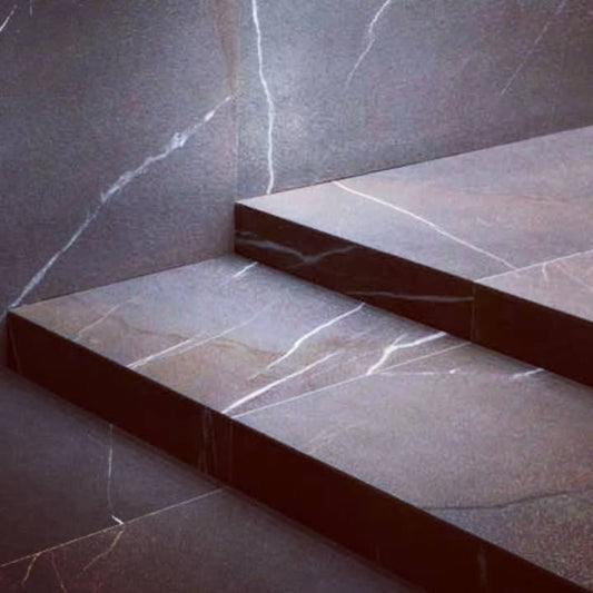 Gres porcellanato effetto pietra per scale: eleganza e resistenza firmate Sassuolo